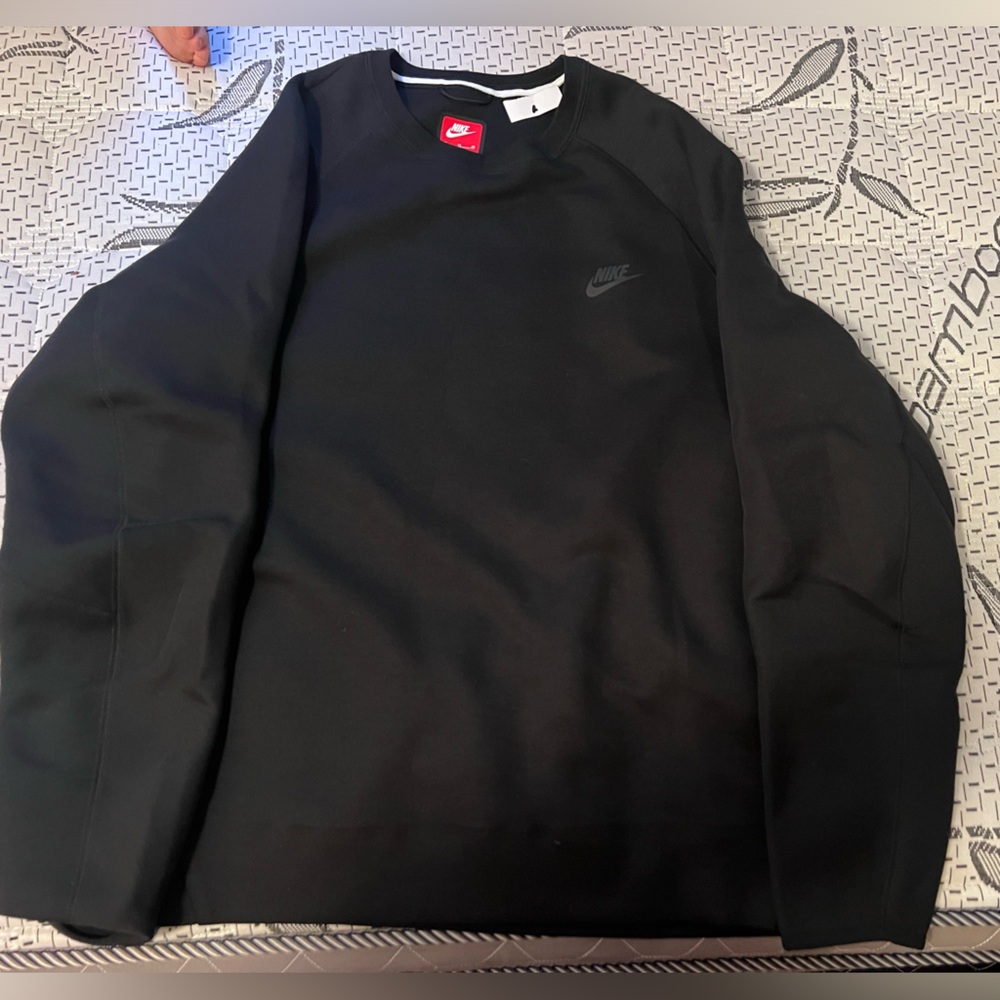 Nike men’s sweater size XL new with tag.